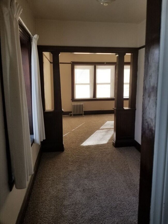 Building Photo - Charming Colonial Studio Apartment