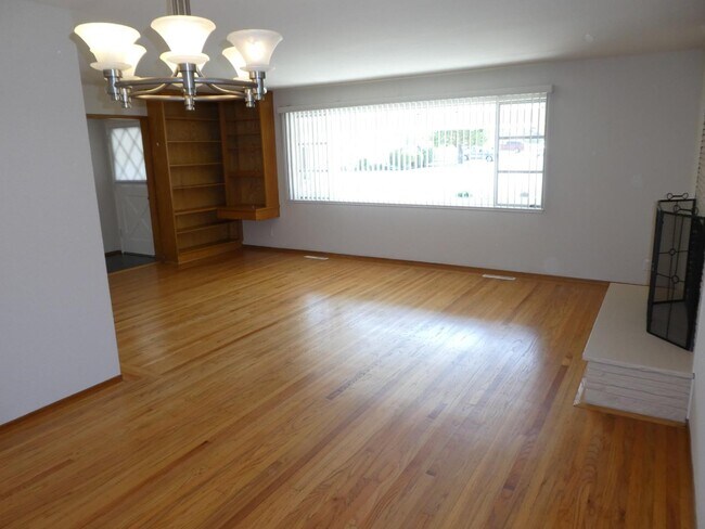 Building Photo - 1007 Tahoe Dr