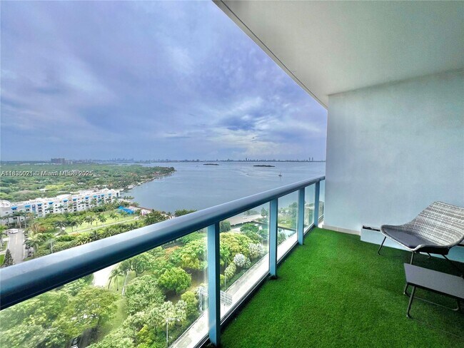 Foto del edificio - 601 NE 36th St