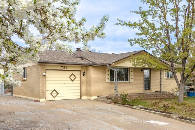 Building Photo - 755 Braun St