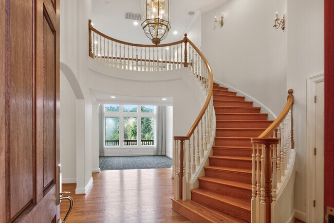 Gran escalera de entrada - 1645 SE Oak Shore Ln