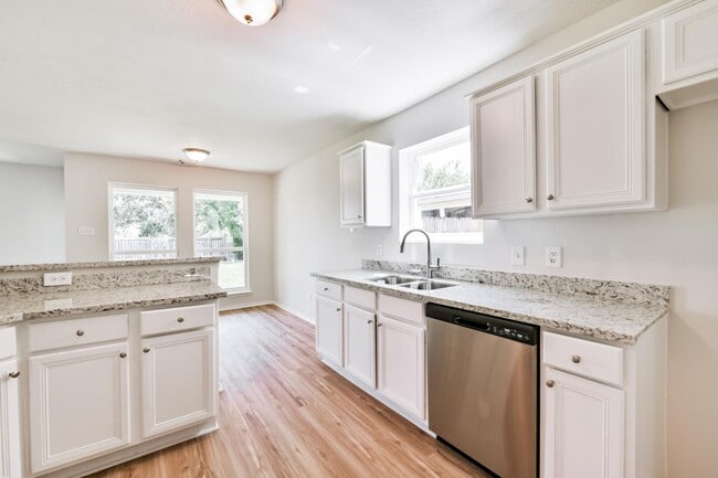 Building Photo - 106 Mango St