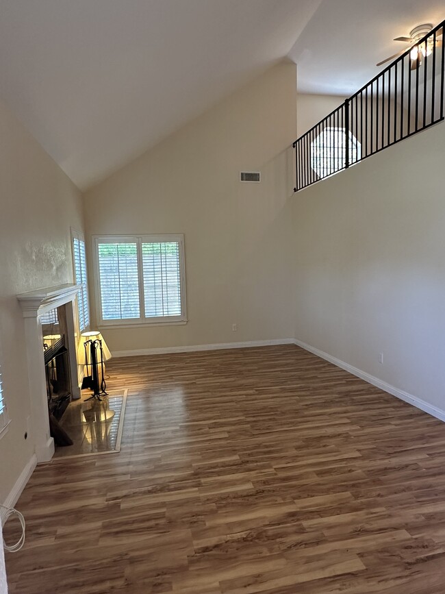 Building Photo - 898 English Holly Ln