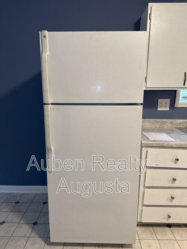 Building Photo - 2516 Kensington Dr E