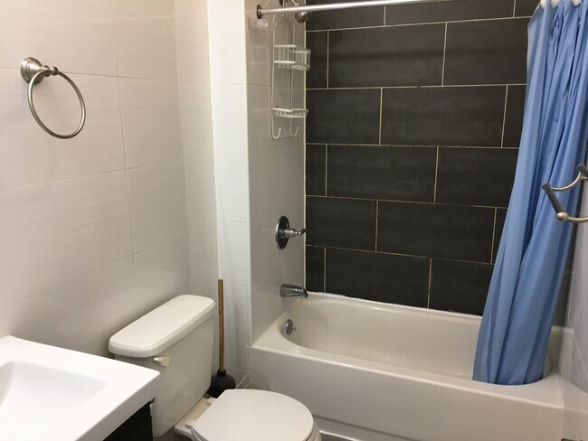 Building Photo - 629 Van Buren St