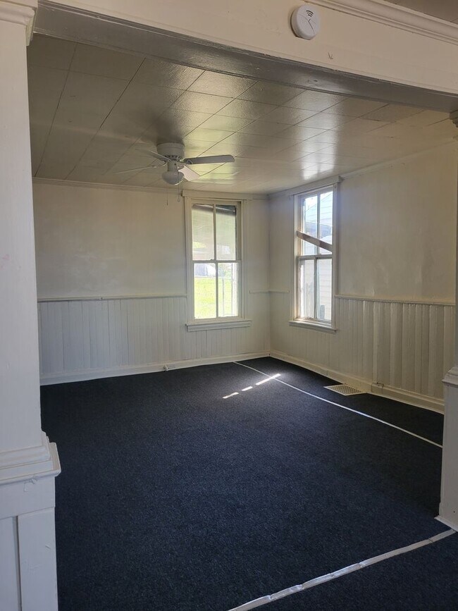 Foto del edificio - 325 Girard Ave