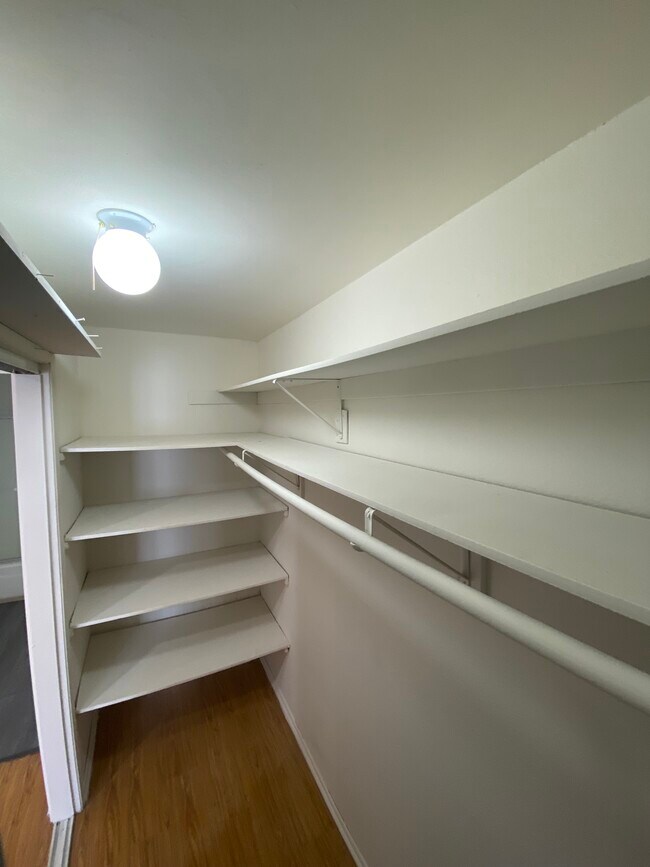 Building Photo - 13805 Moorpark St