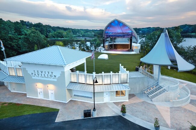 Building Photo - 2 Newtown Turnpike