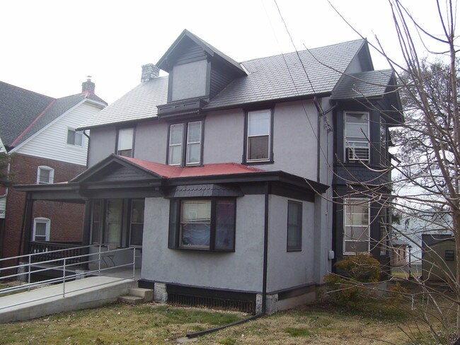 Building Photo - 352 E Main St