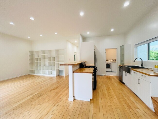 Foto del edificio - Chic 2-Bed, 2-Bath Home with Gated Yard in...
