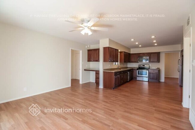 Building Photo - 2401 W Shady Glen Ave