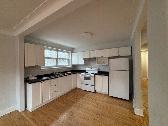 Photo du bâtiment - 3 BED - 1 BATH - OTTAWA - APARTMENT