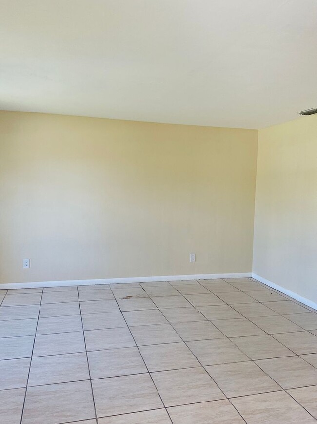 Foto del edificio - 633 SE 12th Ct