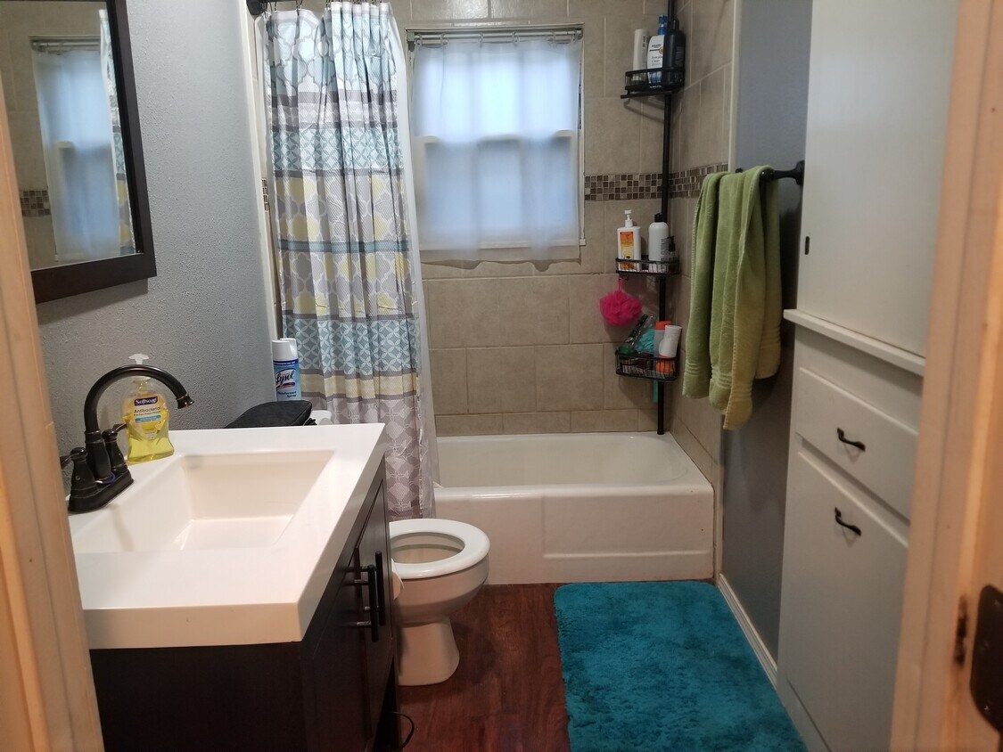 Bathroom - 626 W California St