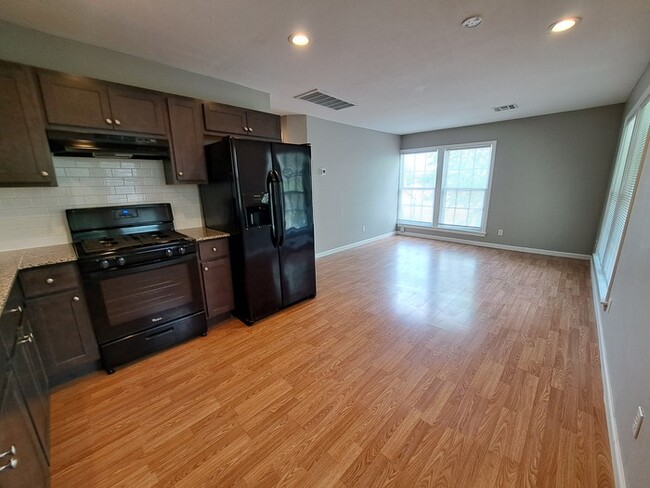 Building Photo - Garage Loft Apartment