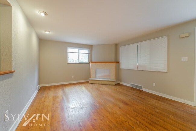 Building Photo - Welcome home to this cute 2BR 1.5BA home