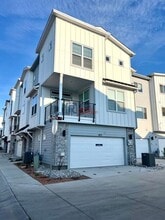 Building Photo - 873 Beckton Hts