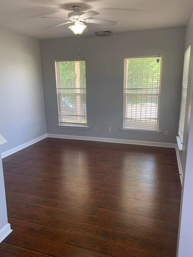 Foto del edificio - 158 Keel Ave