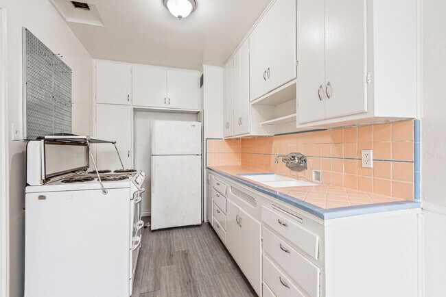 Foto del edificio - ~1 Month FREE~ Stunning, Sun-Filled, One B...