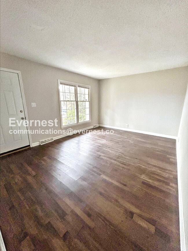 Building Photo - 3 Bed Home with Yard and Driveway Parking