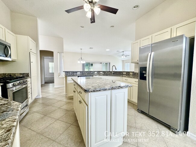 Foto del edificio - 487 Thistledown Way
