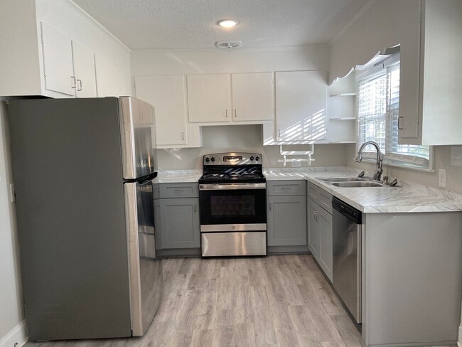 Building Photo - 3 Bedroom, 1 Bathroom House in Winston-Salem!