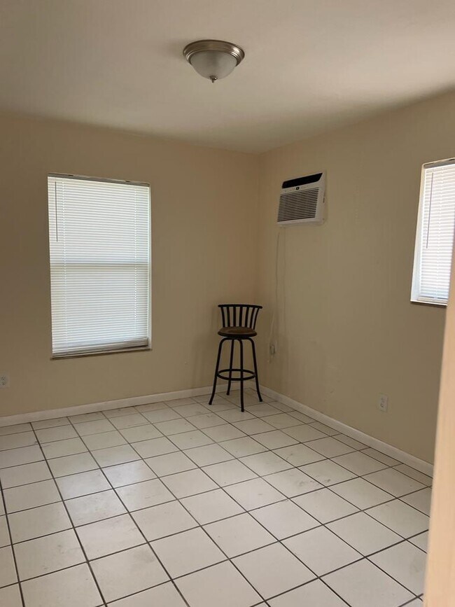 Foto del edificio - 2115 NE 169th St