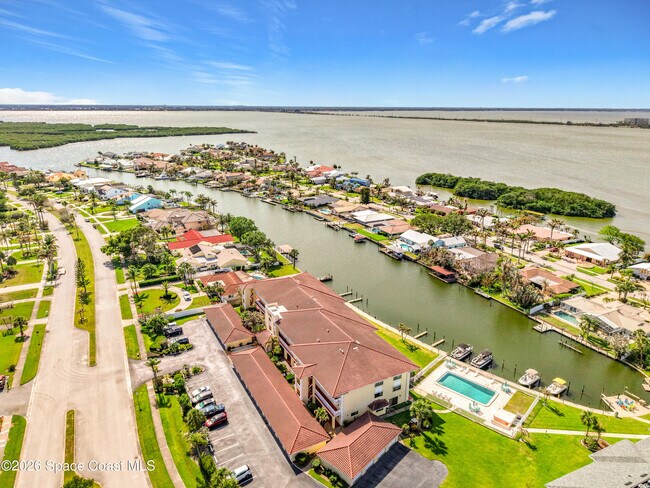 Foto del edificio - 300 S Banana River Blvd