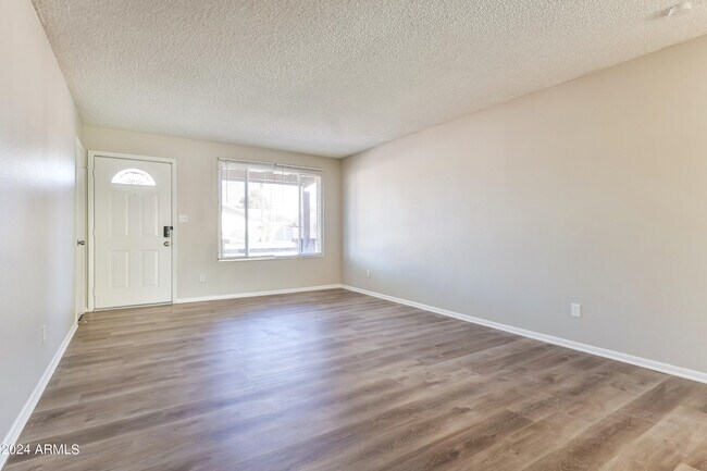 Foto del edificio - 2407 E Manhatton Dr