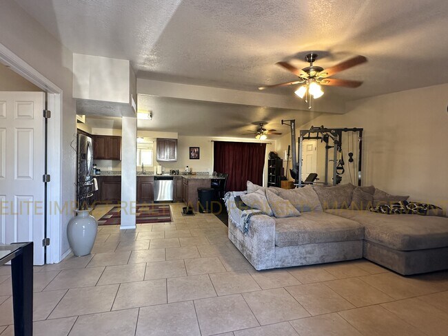 Foto del edificio - 2421 W Los Alamos St