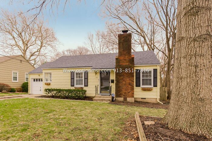 Primary Photo - Roeland Park Beauty!