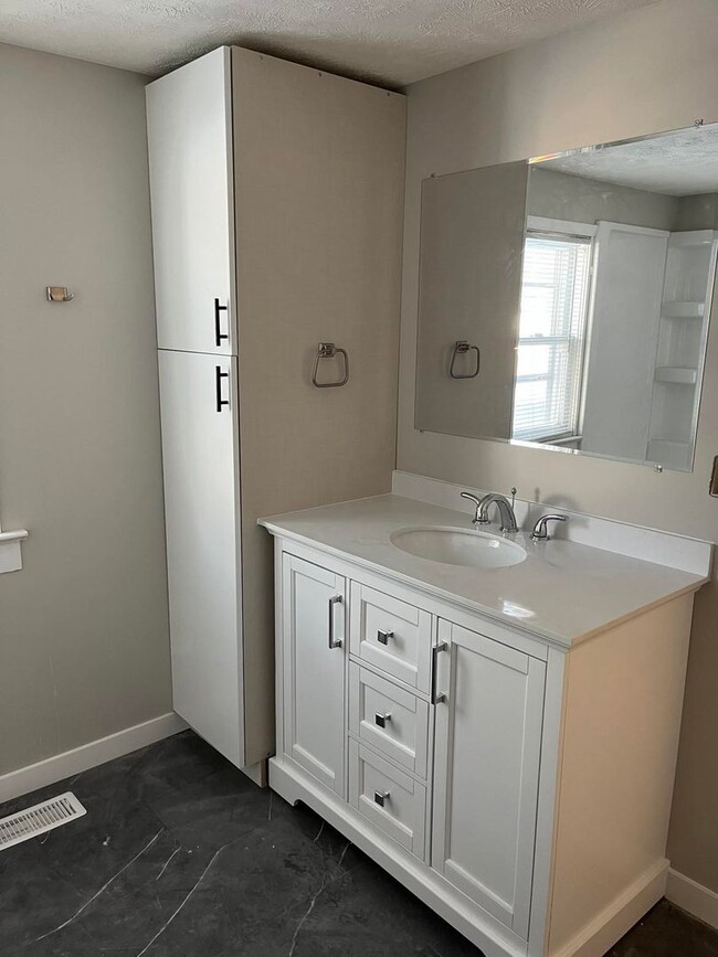Building Photo - Three Bedroom One Bath Home