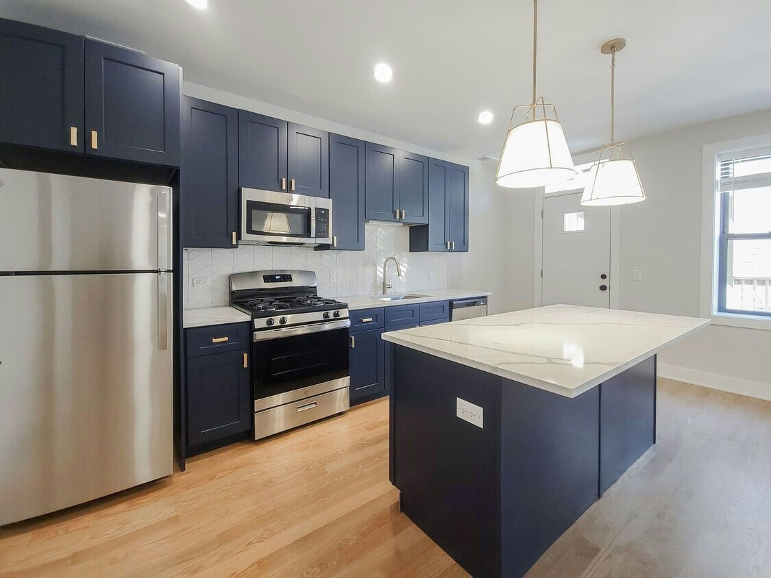 Foto principal - 2028 W Montrose Ave
