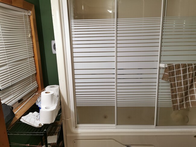 Private own bathroom with lots of room - 143 Ontario St