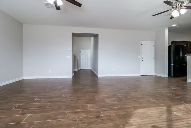 Building Photo - 8121 W Pueblo Ave