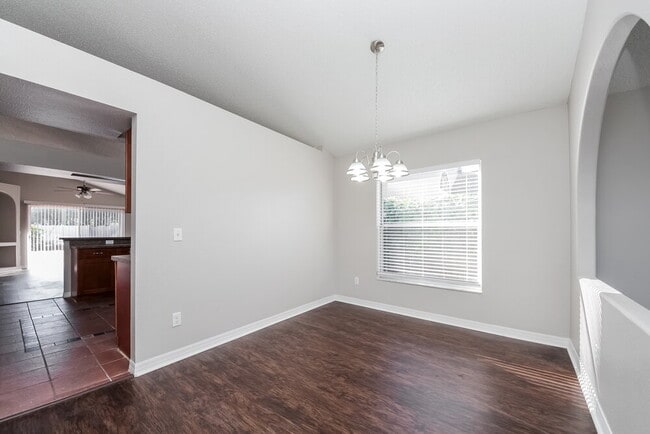 Foto del edificio - 16444 Coopers Hawk Ave