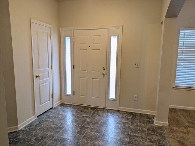 Building Photo - Great Heritage Green Location!