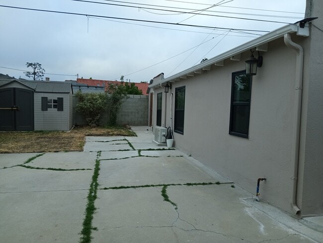 Building Photo - 5414 S Victoria Ave