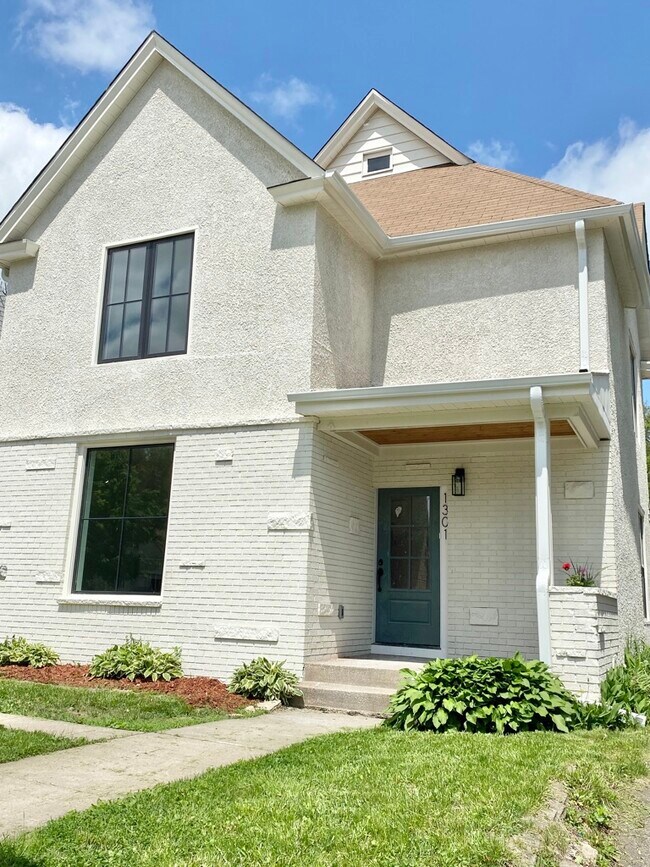 Building Photo - 1301 Hewitt Ave