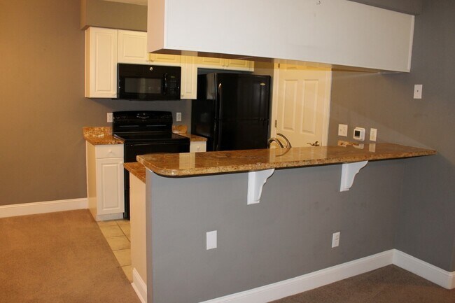 Building Photo - Nicely Appointed First-Floor Condo at The ...