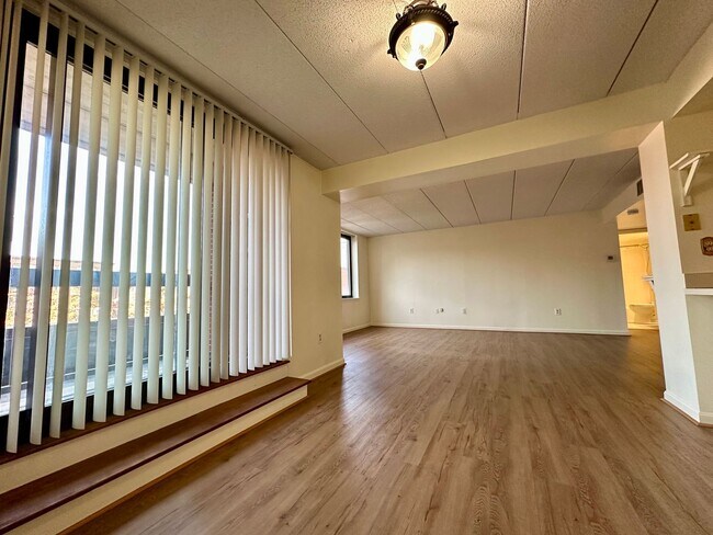 Foto del edificio - Allston 2-bed/2-bath with Laundry in Unit