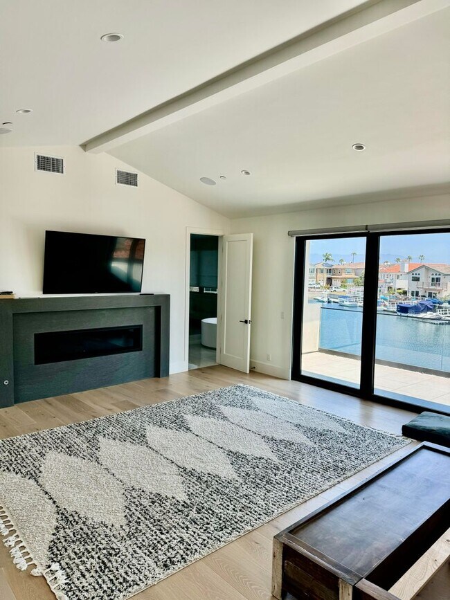 Building Photo - Stunning Waterfront Home in the Channel Islands Harbor.