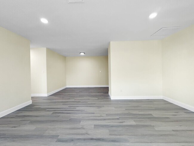 Foto del edificio - Beautifully Renovated 2BR/2BA with bonus room New Hurricane Windows + Backyard