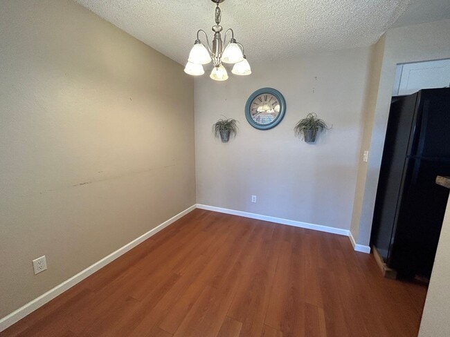 Building Photo - Spacious 1 bedroom/1 bath