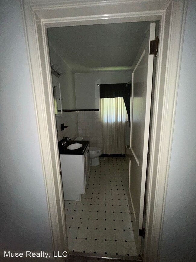 Building Photo - 3 br, 1 bath House - 561 Arch Drive
