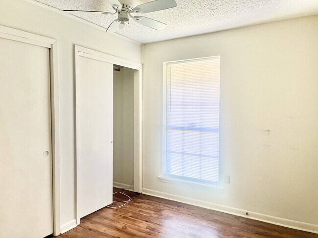 Building Photo - 2141 Shady Oaks Dr