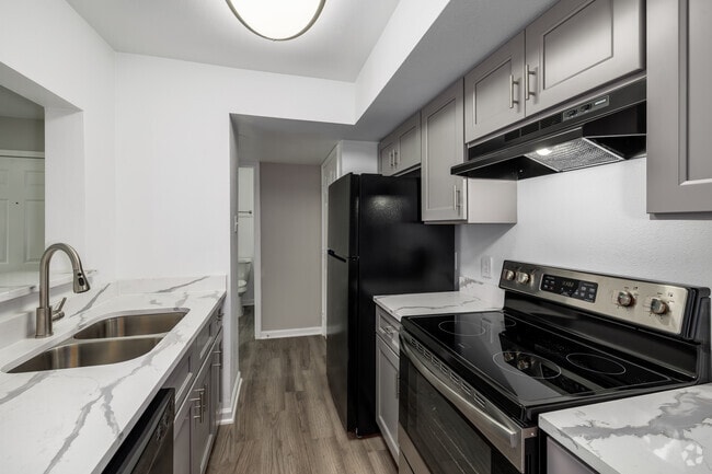 1BR, 1BA - 683SF - Kitchen - Forest Creek Apartments