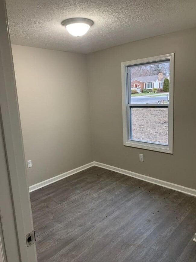 Building Photo - Completely remodeled 3 bedroom 1 bath house