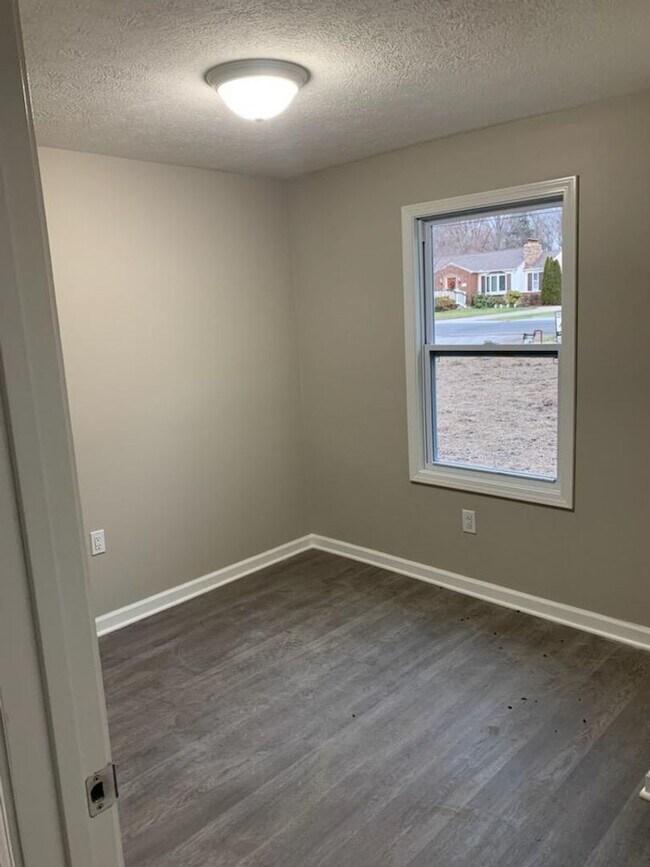 Foto del edificio - Completely remodeled 3 bedroom 1 bath house