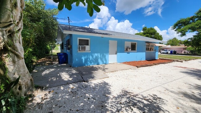 Building Photo - 2252 Maple Ave